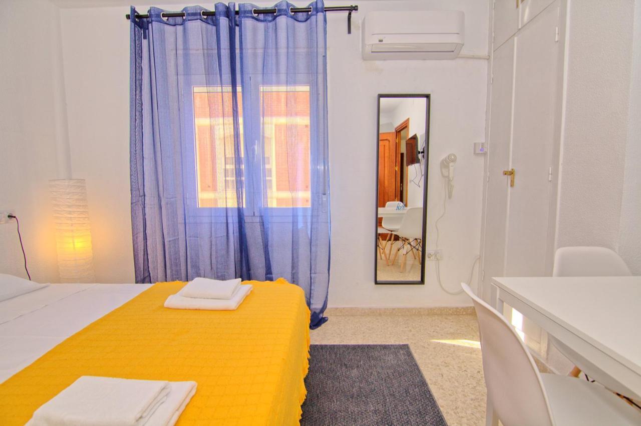 Low Cost Rooms Malaga River Εξωτερικό φωτογραφία
