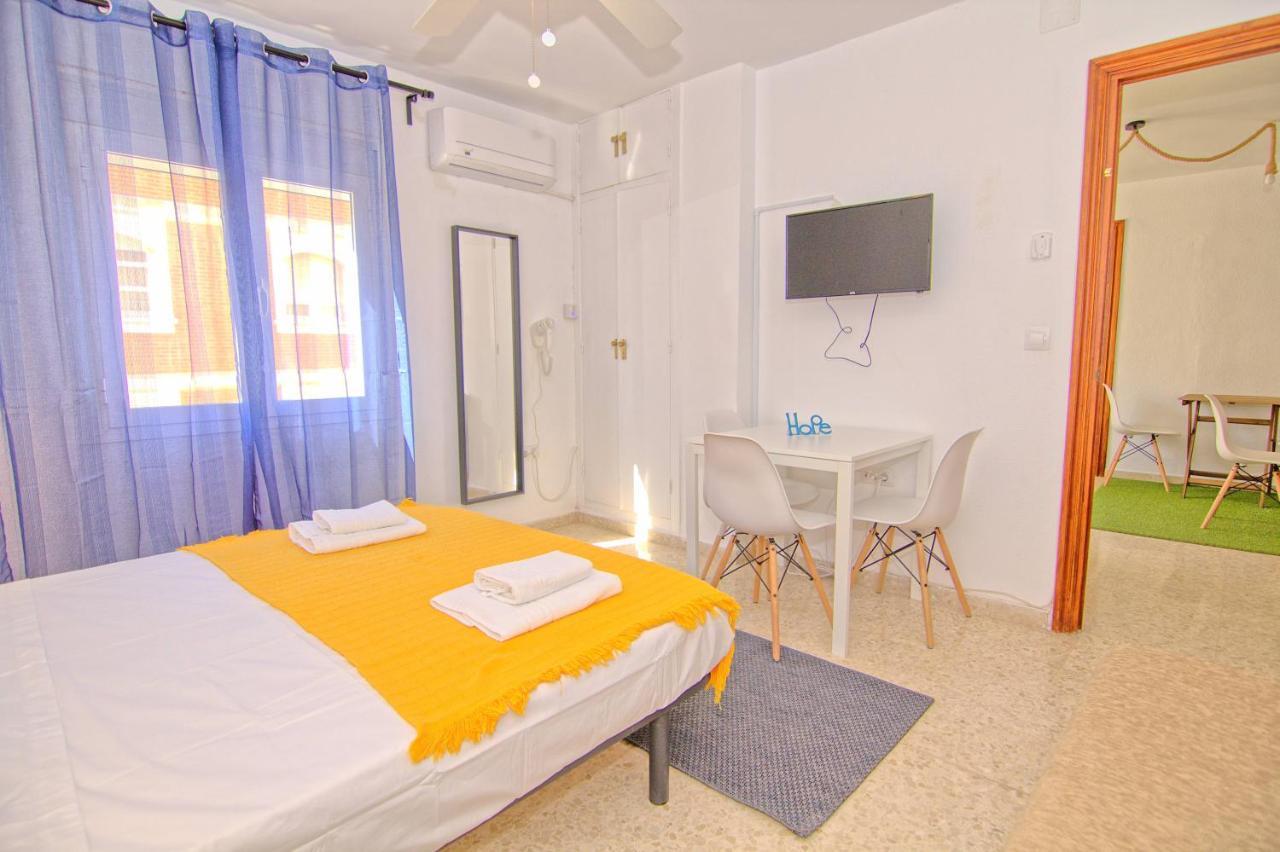 Low Cost Rooms Malaga River Εξωτερικό φωτογραφία